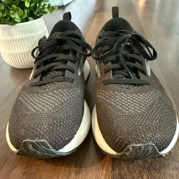 Brooks Sneakers - Picture 3 of 9